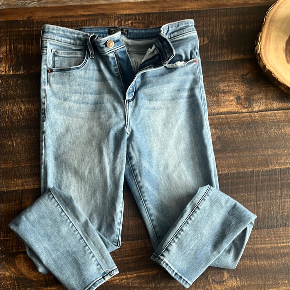 Abercrombie & Fitch Light Wash Cropped Jeans